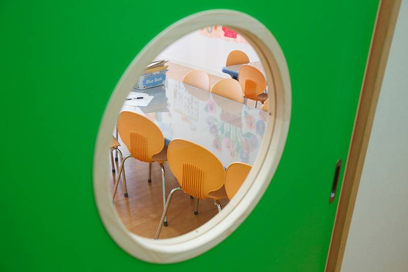 ドア越しでもとても明るい室内