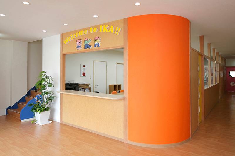 玄関をあがると受付です