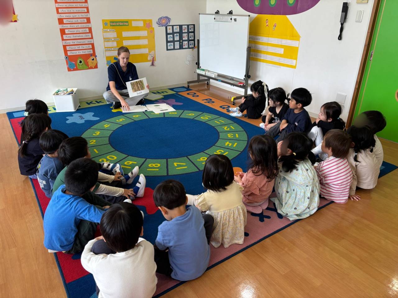 Spring is Here! (教室に春がさいたよ!)☆Kindy 2(年中クラス)
