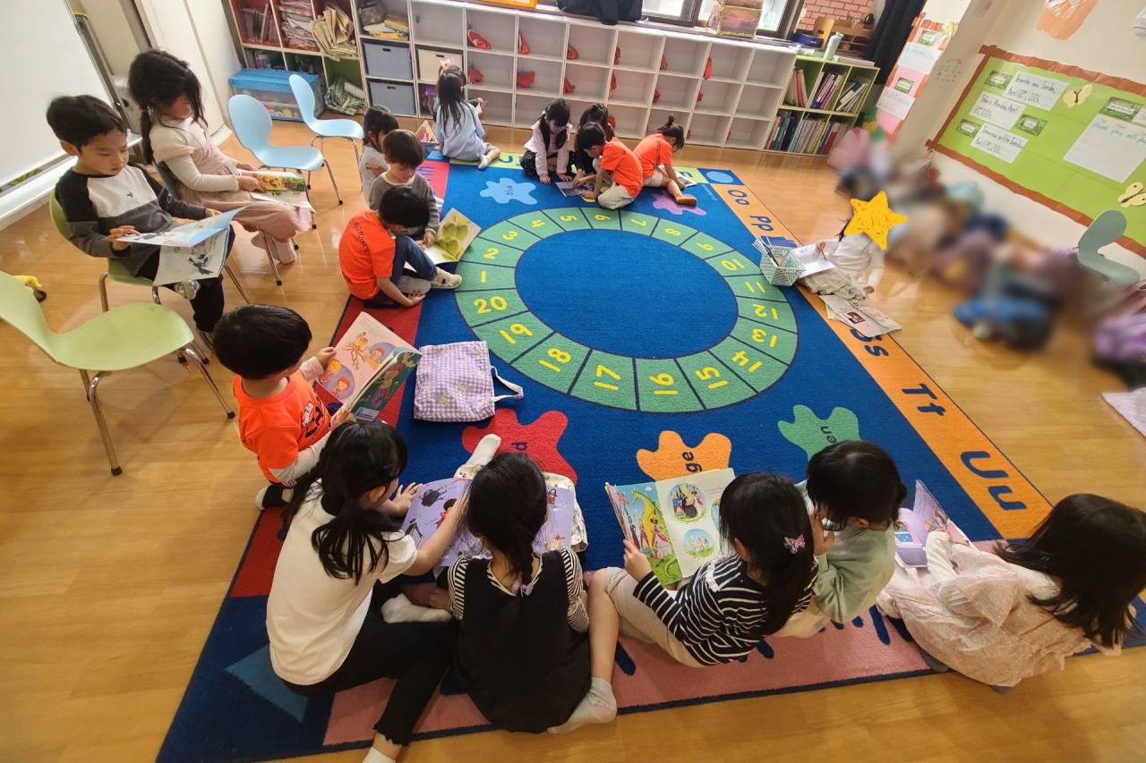 We love reading books! (読書が大好き!) ☆Kindy3(年長クラス)