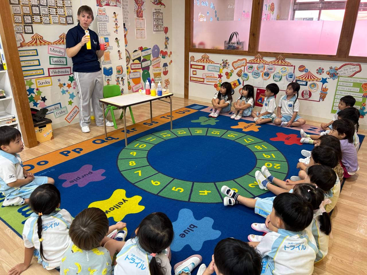 Mixing colors to paint 🎨 Kindy 1